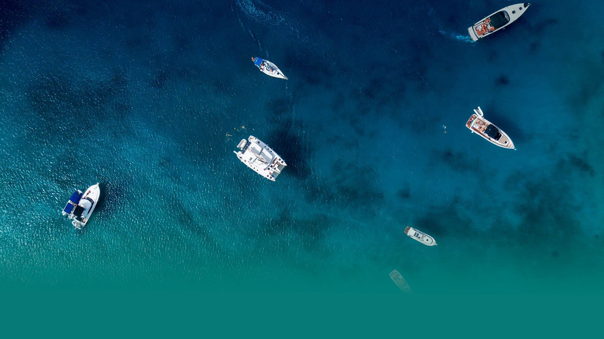 Vista aérea del mar con embarcaciones
